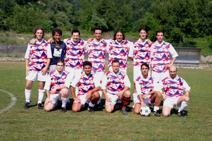 In questa foto, del luglio 2003, Durante è il secondo in alto da sinistra, con la maglia da portiere