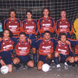 Simone Arveda è il primo in basso da sinistra in questa foto che ritrae la squadra di Settimana Sport iscritta ai tornei AICS
