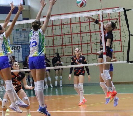PALLAVOLO Una nuova trasferta vittoriosa per la Rimont Progetti Genova PALLAVOLO Una nuova trasferta vittoriosa per la Rimont Progetti Genova