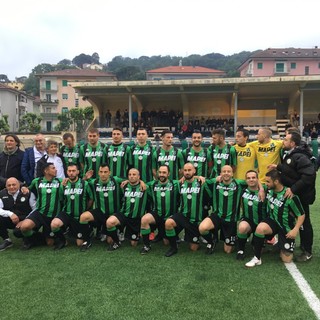 Il Campi Corniglianese con la maglia neroverde regalata dal Sassuolo