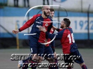 Simone esulta dopo un gol con la maglia del Sestri Levante