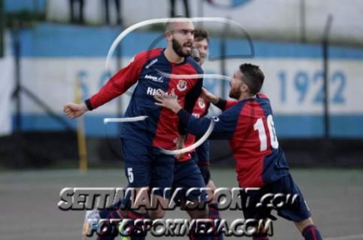 Simone esulta dopo un gol con la maglia del Sestri Levante