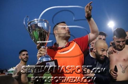 Davide con la Coppa Italia vinta nel 2022 con il Soccer Borghetto