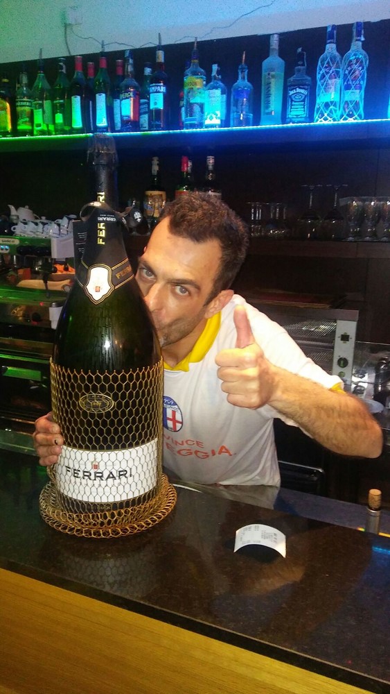 Il presidente Silvio Canepa bacia la coppa .... di champagne!