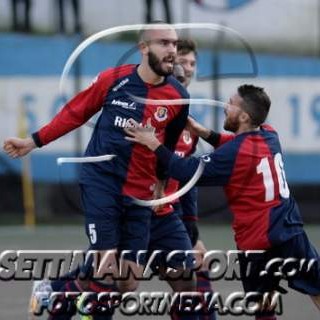 Simone esulta dopo un gol con la maglia del Sestri Levante