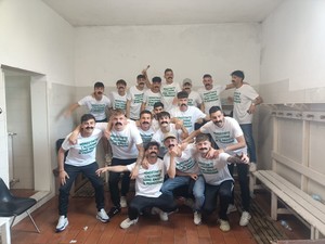I GIOCATORI DEL BRAGNO CELEBRANO LA SALVEZZA CON I BAFFI DEL LORO MISTER