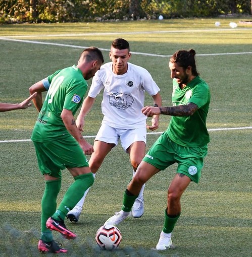 TANTI AUGURI A... SIMONE BERTANO "Se potessi, cancellerei le 11 giornate di squalifica dell'anno della retrocessione col Ceparana" TANTI AUGURI A... SIMONE BERTANO "Se potessi, cancellerei le 11 giornate di squalifica dell'anno della retrocessione col Ceparana"