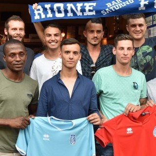 Lorenzo Cappadona, in maglia bianca sotto la sciarpa