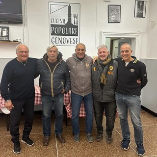 LA FOTONOTIZIA Un gruppo di amici alla Cucina Popolare Genovese