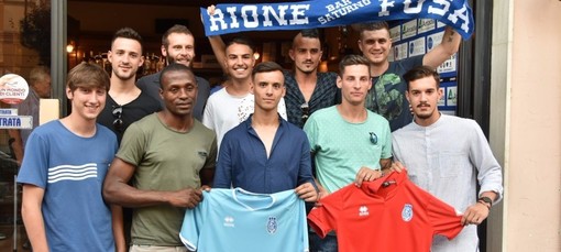 Lorenzo Cappadona, in maglia bianca sotto la sciarpa