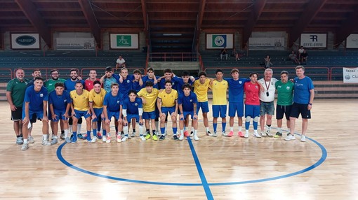 CALCIO A 5 La CDM Futsal scalda i muscoli: 11-0 in amichevole contro il Futsal Club Genova CALCIO A 5 La CDM Futsal scalda i muscoli: 11-0 in amichevole contro il Futsal Club Genova