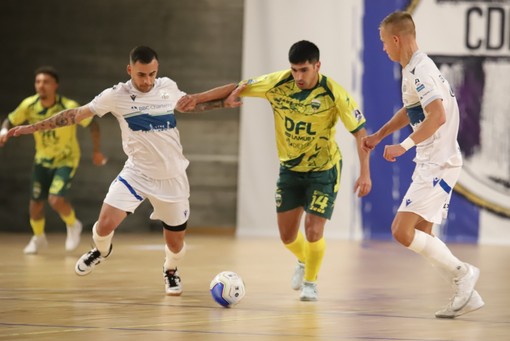 CALCIO A 5 CDM Futsal-Sala Consilina 4-9, una serataccia da dimenticare in fretta CALCIO A 5 CDM Futsal-Sala Consilina 4-9, una serataccia da dimenticare in fretta