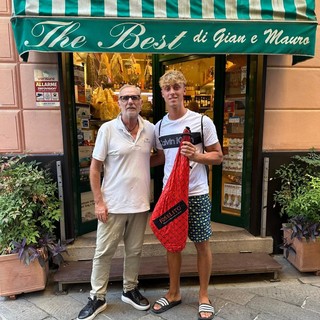 Foppiano davanti al suo negozio con Avellano, uno dei nuovi acquisti del Casarza