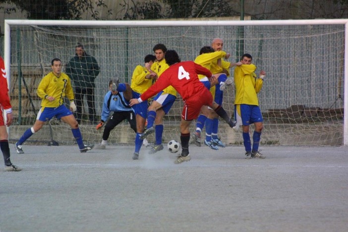 INDOVINA CHI E'? Chi ha segnato questo gol su punizione?