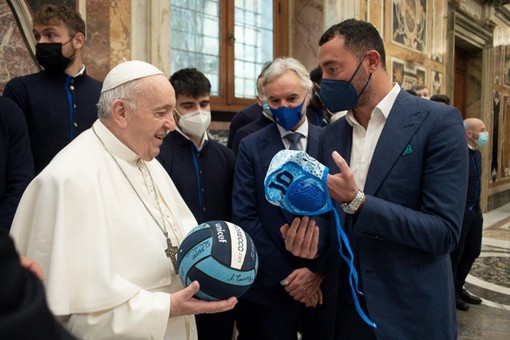 PALLANUOTO/PRO RECCO Il Presidente Felugo incontra il Papa: calottina e pallone in dono