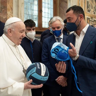 PALLANUOTO/PRO RECCO Il Presidente Felugo incontra il Papa: calottina e pallone in dono