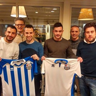 Nella foto, i tre nuovi innesti: Sabatino, Vera e Gutierrez, con il presidente Matte Fortuna, l'allenatore Michele Lombardo ed il capitano Massimo Sorio