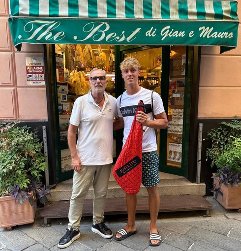 Foppiano davanti al suo negozio con Avellano, uno dei nuovi acquisti del Casarza