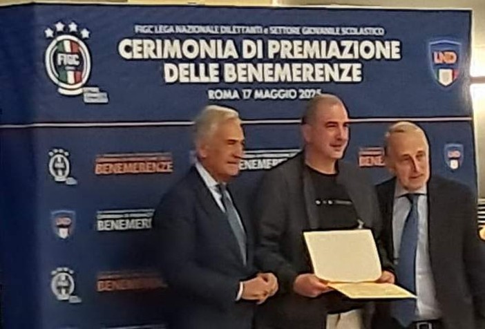 Enrico Garrè premiato dal presidente della Figc Gravina