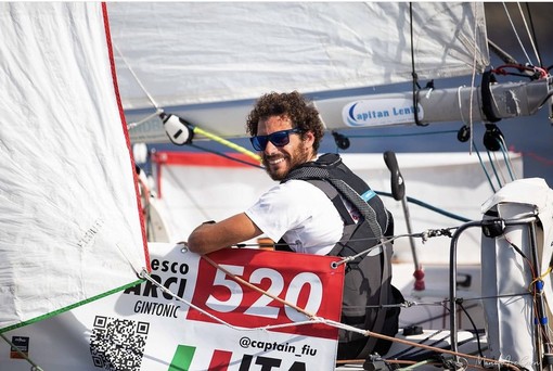 ATTRAVERSARE L’OCEANO PER L’OCEANO: IL VELISTA SARDO FRANCESCO FARCI E A SUA MINI TRANSAT 2023