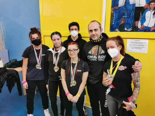 SOLLEVAMENTO PESI: LE RAGAZZE DELLA CHIAVARI POWERLIFTING SOLLEVANO CHILI D’ORO