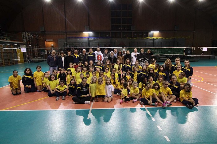 Un defibrillatore alla palestra di Ceparana: Pallavolo Futura sarà custode del dono