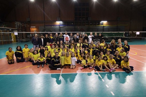 Un defibrillatore alla palestra di Ceparana: Pallavolo Futura sarà custode del dono