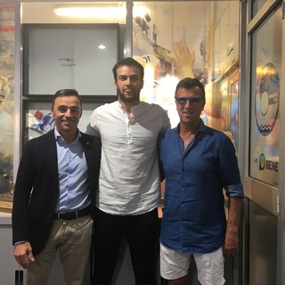 Nelle foto: Edoardo Manzi al momento della firma e il giocatore assieme al presidente del Bogliasco 1951 Simone Canepa e al DS Gianni Fossati