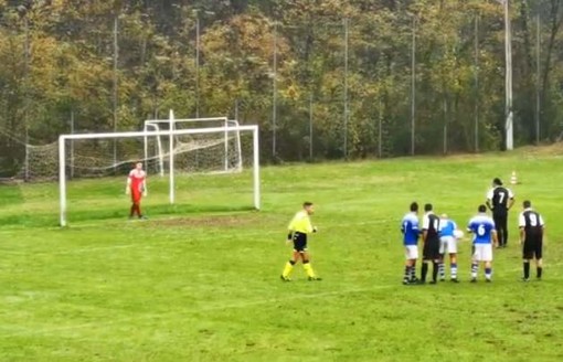 Minetti sta per calciare il rigore del 2-0