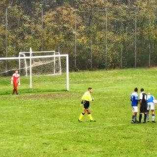 Minetti sta per calciare il rigore del 2-0