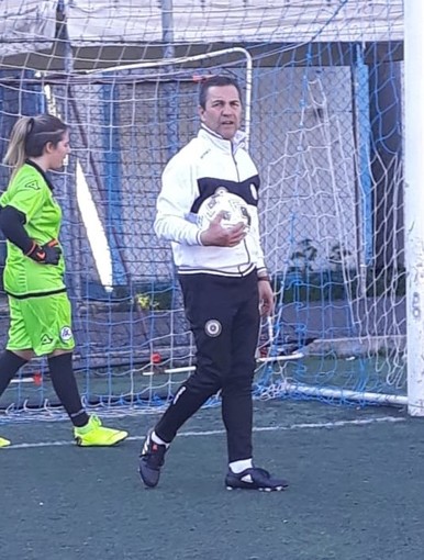 Nella foto Mister Maurizio Rossi con la divisa dello Spezia Calcio Femminile