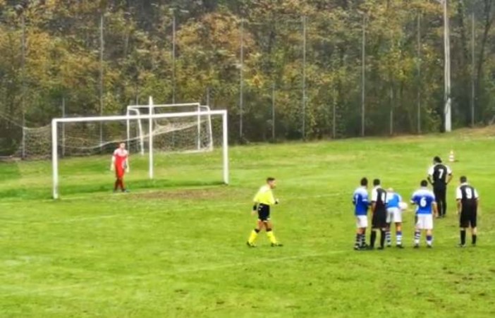 Minetti sta per calciare il rigore del 2-0