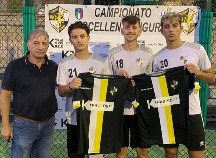 In foto i ragazzi posano con la maglia e il vicepresidente Sergio Storace In foto i ragazzi posano con la maglia e il vicepresidente Sergio Storace