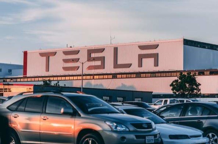 TESLA MODEL Y è l’automobile che vende di più nel 2023