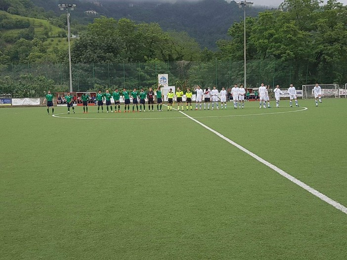 Le due squadre al fischio di inizio