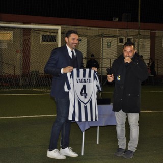 La Levante C consegna una targa e una maglia a Davide Vagnati