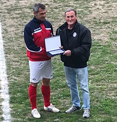 Giusi Valentino premiato da Viviano Rolando per le sue 298 presenze con la Loanesi