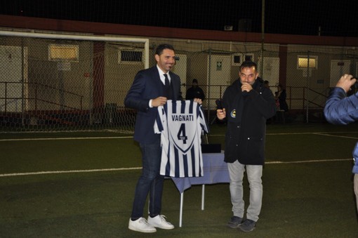 La Levante C consegna una targa e una maglia a Davide Vagnati