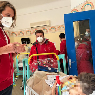 PALLANUOTO  La prima squadra dell’Iren Quinto in visita al Gaslini: “Emozione fortissima, il vero regalo ce lo hanno fatto i bambini”