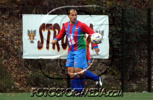 Roberto Carbone con la maglia della Genovese (fotosportmedia.com)