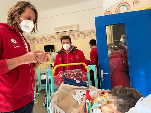 PALLANUOTO  La prima squadra dell’Iren Quinto in visita al Gaslini: “Emozione fortissima, il vero regalo ce lo hanno fatto i bambini”