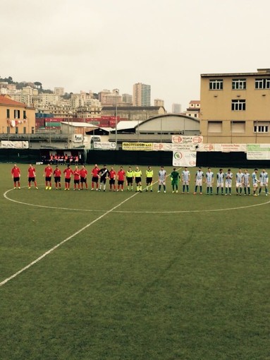 Genova Calcio e Albissola schierate in mezzo al campo prima del fischio di inizio