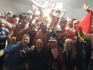 Stefano festeggia con i compagni la salvezza del Little Club