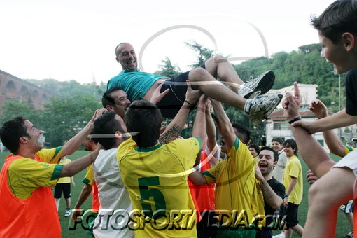 Lorenzo Loria portato in trionfo al termine di Fulgor-Mura Angeli il 29 maggio 2011