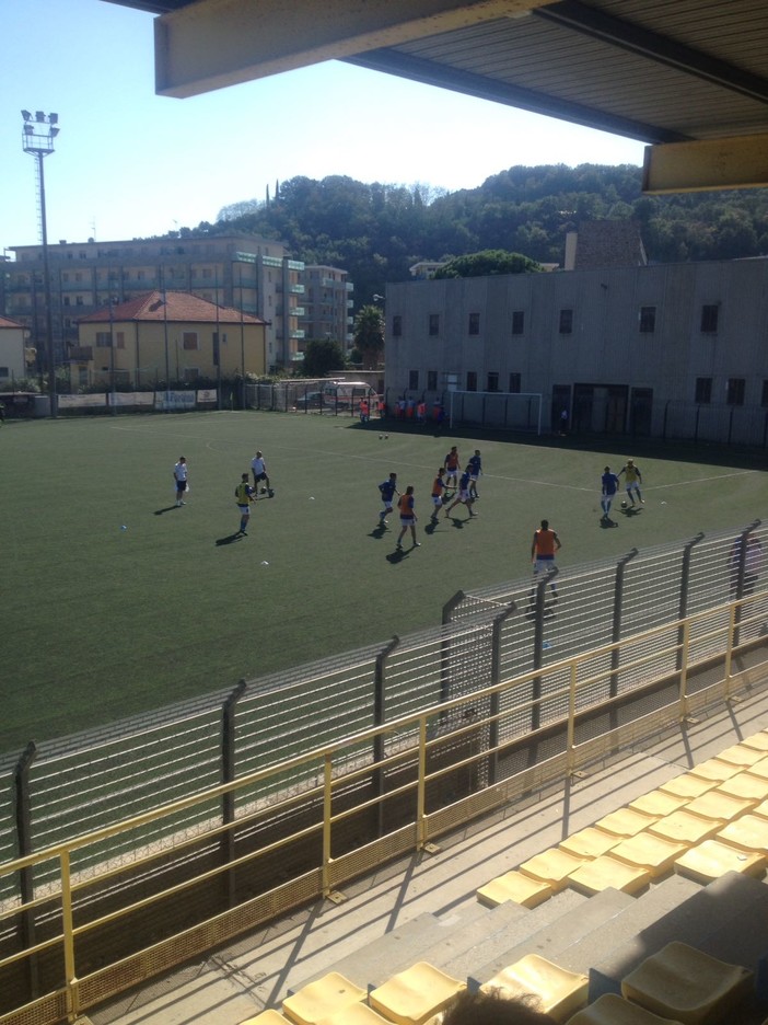 Una fase del riscaldamento prima della sfida tra Albissola e Imperia