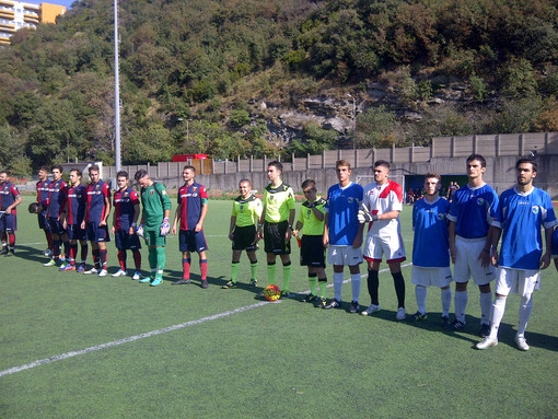 Amicizia Lagaccio e Little Club prima del fischio d'inizio Amicizia Lagaccio e Little Club prima del fischio d'inizio