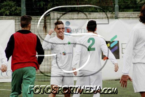 Andrea Fiordalisio con la maglia della Sestrese esulta dopo un gol al Valdivara