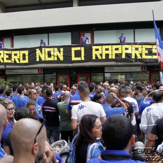 Le foto-tifo della protesta dei sampdoriani contro Ferrero