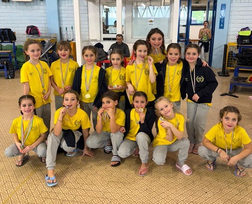 NUOTO Rapallo, successo per il "Trofeo Stelle di Natale" di nuoto artistico