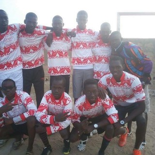 Le due squadre di ragazzi senegalesi con la maglia dell'Arenzano (sotto l'articolo l'altra foto)